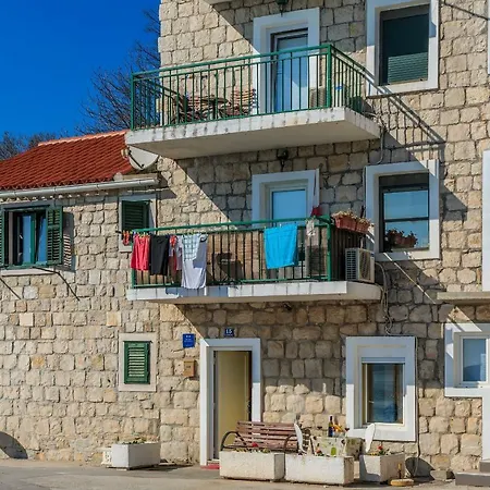 Charming Seafront Yellow דירה Kaštela
