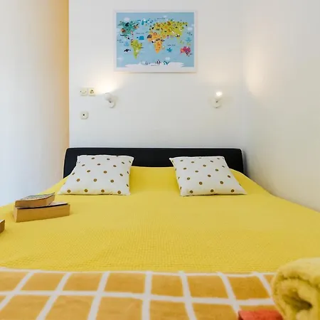 Charming Seafront Yellow דירה *