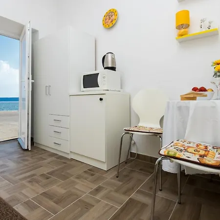 Charming Seafront Yellow דירה