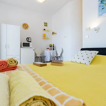Charming Seafront Yellow דירה *